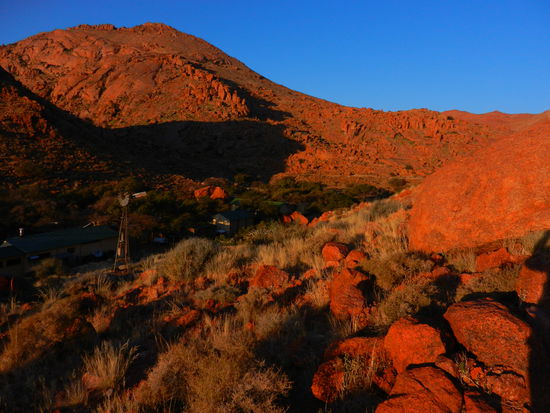 die Lodge liegt in einem farbefrohen Tal