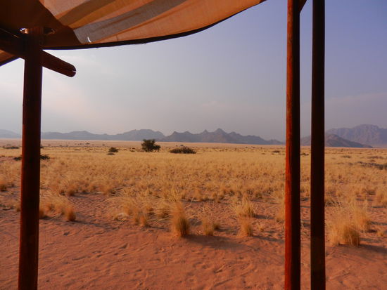 wir lieben unser Zelt im Desert Camp und die Aussicht ist grandios