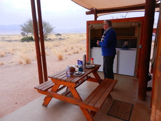 Es ist zwar noch kühl - aber draussen frühstücken ist einfach schön!