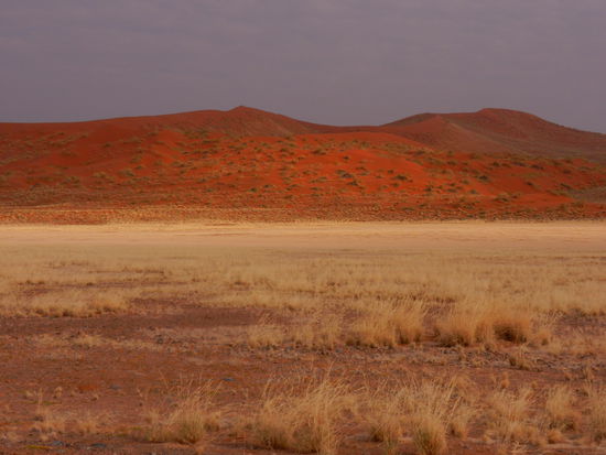die ersten Dünen, die wir sehen, werden wie mit einem Scheinwerfer angeleuchtet