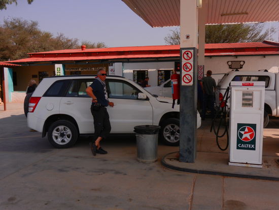 an den Tankstellen ist immer viel los