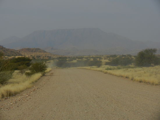 im Dunst taucht er auf: der eindrückliche Gamsberg