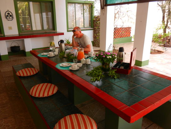 Mäthu geniesst den Afternoon-Tea