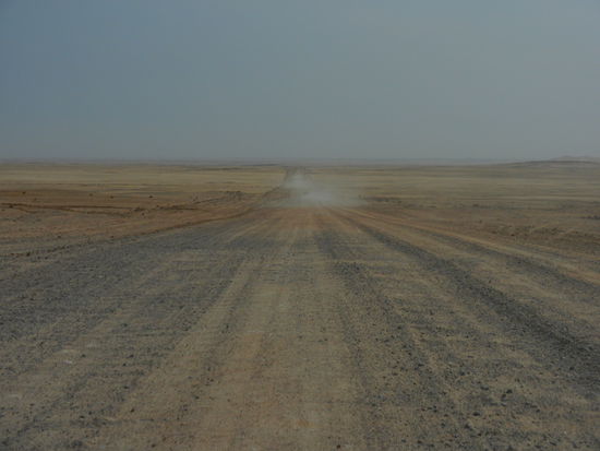 und wieder endet der farbenfrohe Teil und geht in eine öde Wüste über