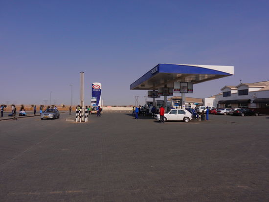 reges Leben an der Tankstelle