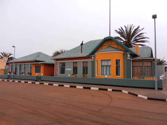 wir spazieren an den Strand