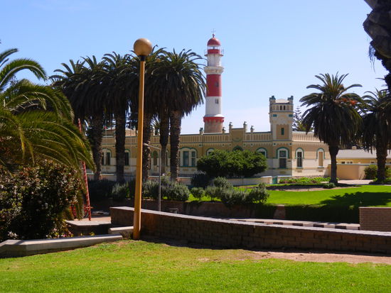 die Sonne kommt und wir bummeln zurück an den Strand