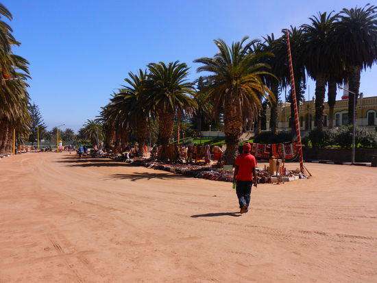 endlich ist der Markt aufgebaut - doch zuerst gibts Mittagessen