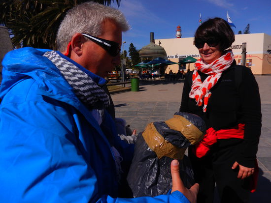 Jürg begutachtet Evas neues Baby