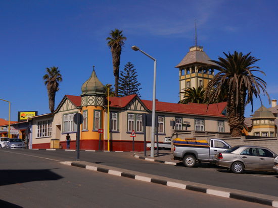 es geht wieder ins Städtchen hinein