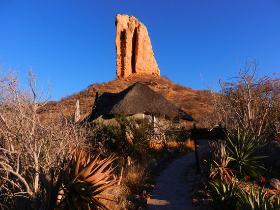 Ankunft in der Vingerklip Lodge mit einem ähnlichen Felsen oberhalb