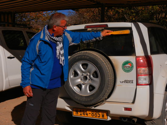 bevor es losgeht, befreit Jürg noch die Scheiben vom Staub