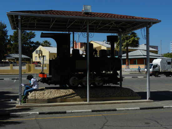 Schulaufgaben machen bei der alten Lok