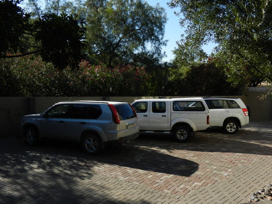 jetzt stehen auch unsere Autos auf dem Parkplatz des Olive Grove