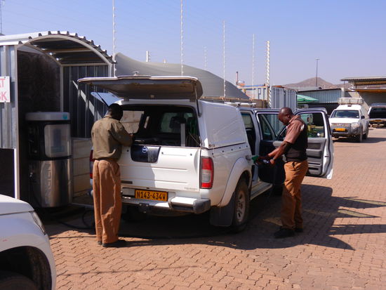 Mäthu und Evas Auto wird aufgetankt