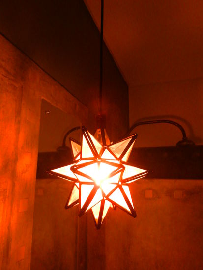 die heimeligen Lampen im Zimmer