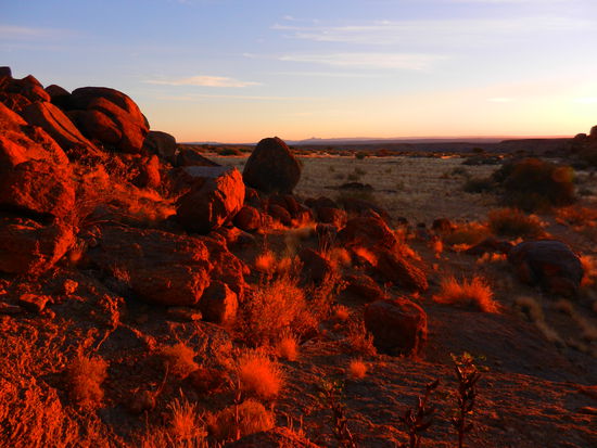die Sonne verfärbt die Felsen in intensive Farben