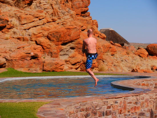 Mäthu geniesst als einziger ein Bad im kalten Wasser