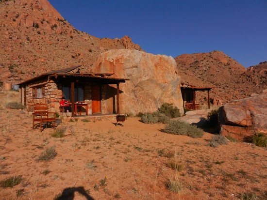 Wow - unser Chalet hat einen riesigen Felsen mitten drin!
