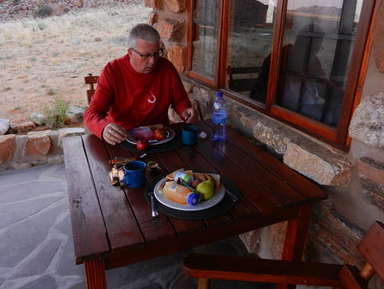 Gemütliches Frühstück auf der Terrasse