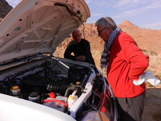 bevor es weiter geht, werden noch die Autos überprüft