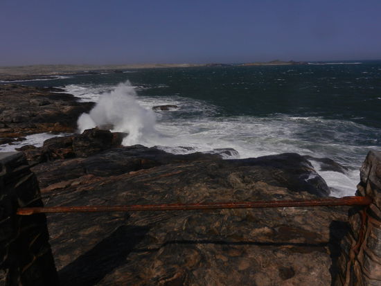 ein toller Blick auf die aufgewühlte See - doch wir können kaum gerade stehen so weht es um die Ohren...