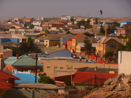 Blick über ein buntes Lüderitz