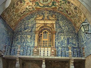 Das Innere des kleinen mittelalterlichen Städtchens erreicht man am besten durch das alte Stadttor mit diesen wunderschönen blauen Azulejos.