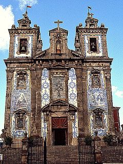 Bummeln wir also die Rua de Santa Catarina weiter entlang, so erreichen wir die Praça da Batalha mit der Barockkirche Igreja de Santo Ildefonso.