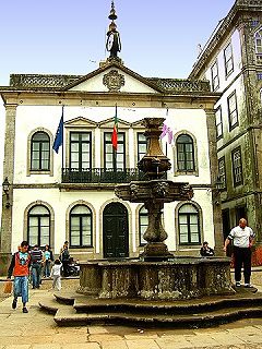 Enge Gassen enden meist alle hier am Brunnen auf dem Marktplatz.