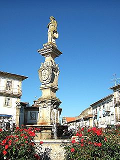 Heute schaut Deu-la-Deu von Ihrem Sockel am Largo do Loreto (Marktplatz) dem Treiben zu ihren Füßen zu.