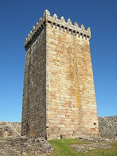 Ein Abstecher lohnt sich und man hat von den Zinnen des mächtigen Turms einen Blick weit in das Land hinein. Galizien, und damit Spanien, liegt rund 10 km entfernt.