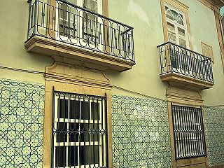 Bunte Azulejos und schmiedeeiserne Geländer an den Balkonen schmücken so manchen wieder schön restaurierte Haus.