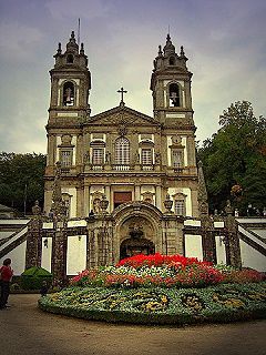 Gewaltig erhebt sich die Wallfahrtskirche über der Stadt und ruft so die Menschen zum „lieben Jesus vom Berg“ , wie der Name sagt: Bom Jesus do Monte.