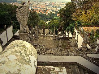 Seit 1725 können die Gläubigen und Besucher aber auch über diese zweiteilige Treppenanlage mit insgesamt 600 Stufen zur Wallfahrtskirche auf den Berg kommen.