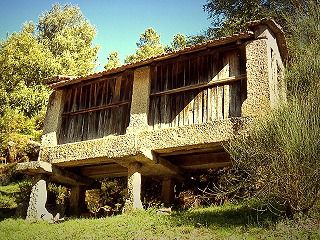 Man findet noch Wolfsfallen, alte Kornspeicher und espigueiros (Speicher für den Mais).