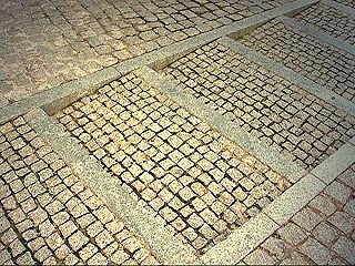 So sieht eine verkehrberuhigte Straße in Portugal aus: Stufen!