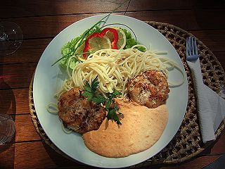 Der Besitzer ist viel in der Welt herum gekommen und hat von dort mitgebrachte Rezepte mit einheimischen Zutaten zu echten kulinarischen Highlights gemacht.