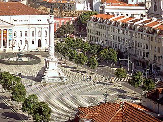 Oben auf Höhe der Oberstadt angekommen, hat man ein fantastischen Blick hinunter auf den Rossio mit seinem farbenfrohen Pflaster ...