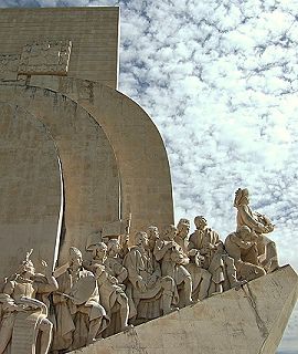 Auch das Denkmal der Entdeckungen strahlt im Schein der Sonne.