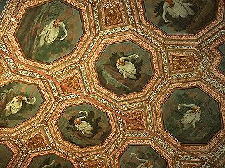 Es sind 27 Schwäne, die hier mit kleinen goldenen Kronen die Holzdecke vom Sala dos Cisnes (Saal der Schwäne) schmücken.