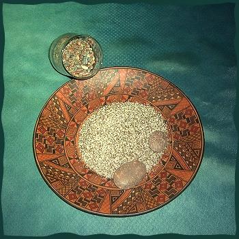 Sand vom Pazifik auf einem (nachgetöpferten) Teller aus der Inkazeit.