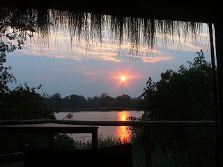 Sonnenaufgang am Okavango.