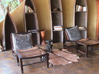 Welches Buch darf es sein? Das Bücherregal im Camp Kwando.