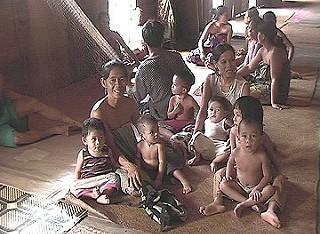 Wie zu Beginn unseres Besuches verabschieden uns alle Bewohner aus dem Iban Langhaus Sepaya.