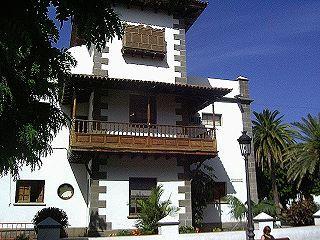 Rathaus von Los Llanos mit schönen geschnitzten Holzbalkonen