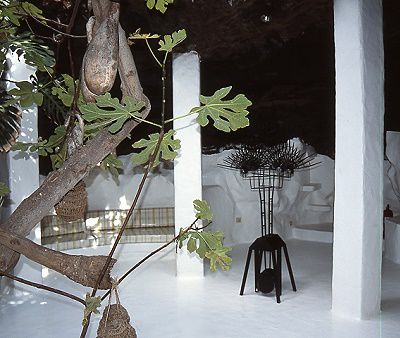 Das ehemalige Wohnzimmer von Manrique: So offen in der Natur kann man nur in der Sonne Spaniens leben.