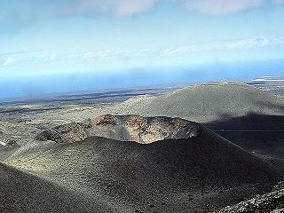 Fast wie eine Mondlandschaft: die Feuerberge auf Lanzarote