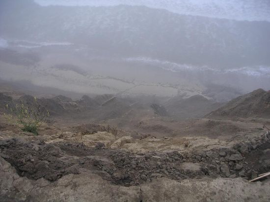 watch out sheer cliffs!  Am Rande der 60 feet Klippen...