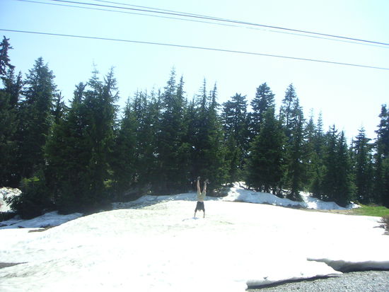 handstand im schnee..im sommer ein muss